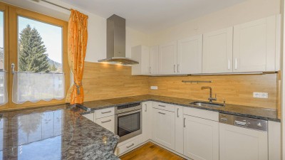 Hochwertige Dachgeschosswohnung mit schönem Ausblick in Ruhelage
