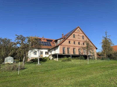 Ein energetischer Neubau von 1876 auf einem 20.000 m² großen Südgrundstück mit Fernsicht...