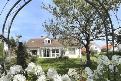 Tolles Einfamilienhaus mit parkähnlichem Garten