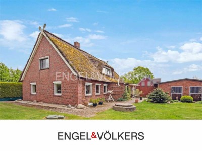 Reetdach-Idyll mit vielseitig nutzbaren Nebengebäuden