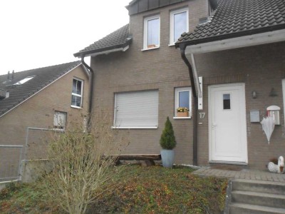 Günstige, gepflegte 5-Raum-Doppelhaushälfte mit EBK in Overath