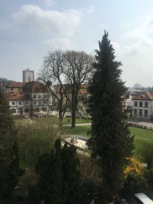 Schicke renovierte 2-Zimmer-Altbauwohnung mit toller Aussicht und Balkon
