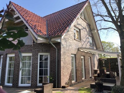 Attraktives Haus in Isernhagen mit Garten und Carport, die über einen Privatweg erschlossen ist.