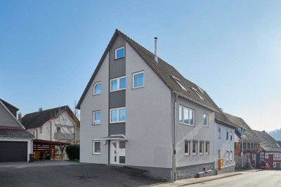 Mehrfamilienhaus mit Gartenanteil, Stellplätzen und Carport in zentraler Ortslage von Asperglen