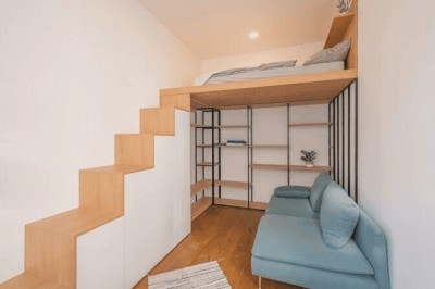 Nahe 1. Bezirk: Möbliertes Design-Apartment mit einzigartigem Raumkonzept