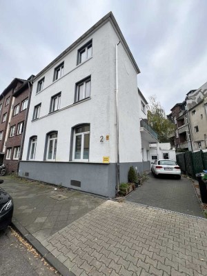 Stilvolle, sanierte 4,5-Zimmer-Wohnung mit luxuriöser Innenausstattung in Düsseldorf