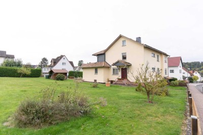 Zweifamilienhaus mit großem Grundstück in Fuldabrück-Bergshausen