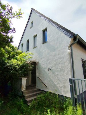 Sanierungsobjekt: Freistehendes Einfamilienhaus mit Doppelgarage auf großem Grundstück