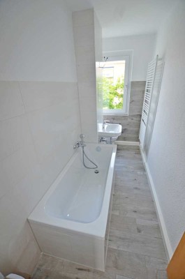 neu sanierte 4-Raum-Wohnung, 1.Etage, mit Badewanne und PKW-Stellplatz! Bezug ab 23.10.25 möglich!
