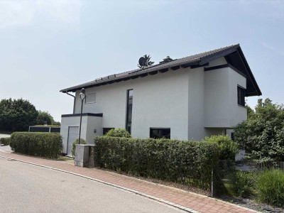 Prov.-frei: Neuwertiges, geräumiges Einfamilienhaus mit sechs Zimmern in Glonn, Kreis Eberberg