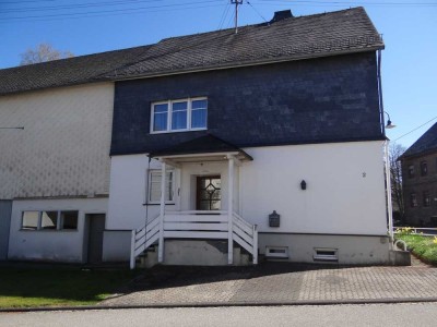 Gepflegtes Bauernhaus mit Scheune