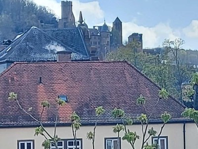 Zentrale Lage, Sicht auf Burg, 5-Zimmer-Dachgeschosswohnung mit Terrasse in Kreuzwertheim