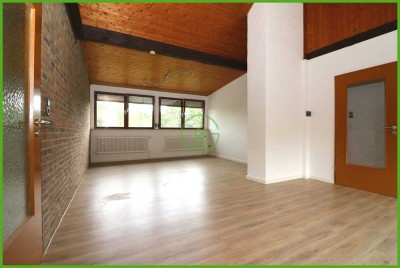 Wohnoase im Dachgeschoss. Bezugsfertige 3-/4-Zimmer-Wohnung mit 100 m² und Garage.