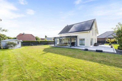 Dein modernes Traumhaus mit Pool, Garten, Solarmodulen & Panoramablick inklusive!