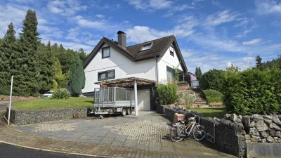 Attraktiv gestaltetes Einfamilienhaus in ruhiger, naturnaher Lage mit Blick auf das Schloss