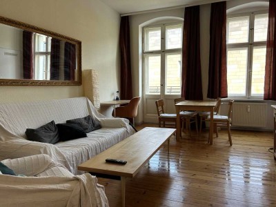 Helle, vollständig möblierte 2-Zimmer-Wohnung mit zwei Balkonen in Berlin-Friedrichshain