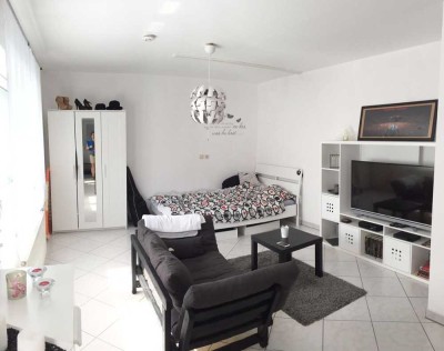Ruhige Single-Wohnung mit Einbauküche, Tageslichtbad + Badewanne + Stellplatz