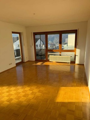 Exklusive 3-Zimmer-Wohnung mit Balkon, Weitblick, EBK und 2 Stellplätzen in Lahnstein