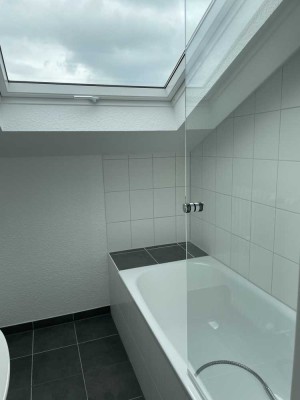Frisch renovierte DG-Wohnung in ruhiger Lage