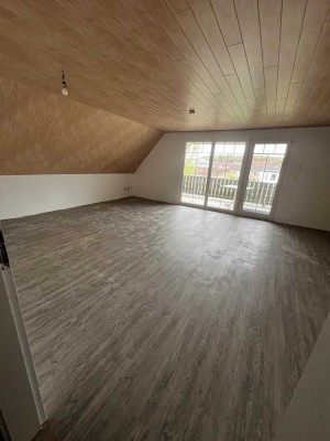 Schöne und modernisierte 3-Raum-Wohnung mit geh. Innenausstattung mit Balkon und EBK