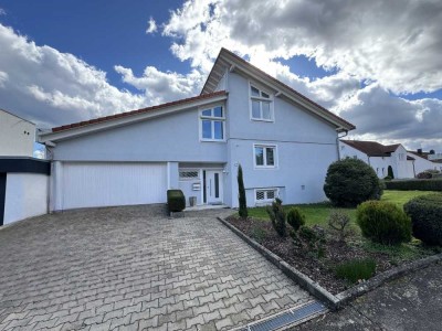 EINFAMILIENHAUS MIT GARTEN, DOPPELGARAGE, ZWEI AUSSENSTELLPLÄTZEN UND EINLIEGERWOHNUNG