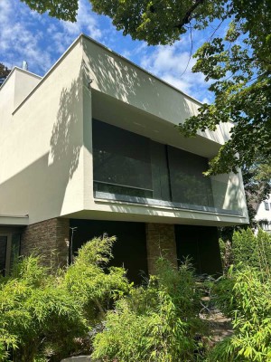 Modernes Haus im Bauhausstil mit Garten und Dachterrasse