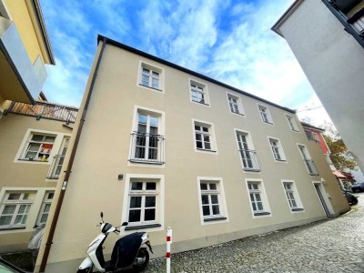 Bestlage. Geräumiges Apartment mit EBK - Nur einen Steinwurf von der Donau entfernt. Frei.