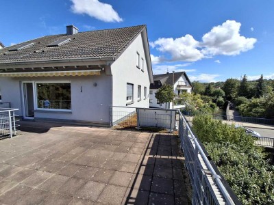 Frisch renovierte 3,5-Zimmer-Wohnung mit großer Dachterrasse in ruhiger Lage