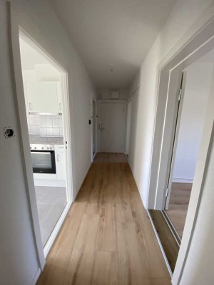 frisch renovierte zwei Zimmerwohnung im 1. Obergeschoss mit EBK