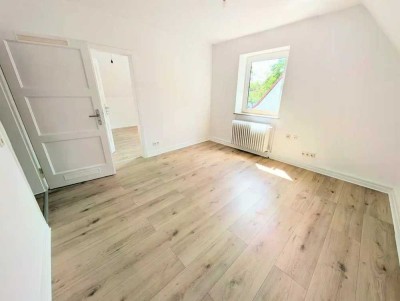 Helle 2-Zimmer Dachgeschosswohnung in Dresden Weißig