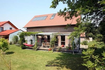 Einfamilienhaus mit Garage und Anbau