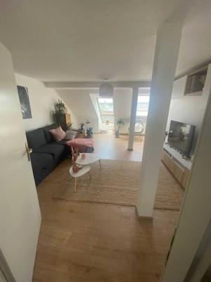 Helle Dachgeschosswohnung mit bodentiefen Fenster-französischer Balkon!
