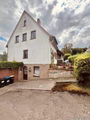 Mehrfamilienhaus in Bodenwerder mit ca. 1043m² Waldstück und Blick auf die Weser für den Handwerker