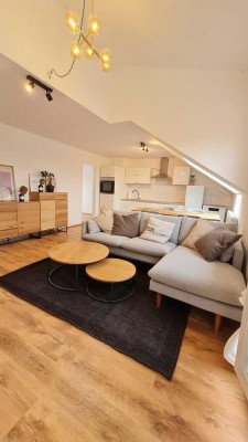 Erstbezug nach Sanierung - Exklusive, vollmöblierte Dachgeschosswohnung mit Dachterrasse & TG