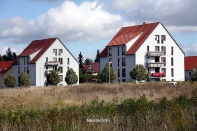 Mehrfamilienhaus mit Stellplätzen