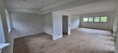 Erstbezug nach Sanierung: Geschmackvolle 3,5-Zimmer-Dachgeschosswohnung mit geh. Innenausstattung