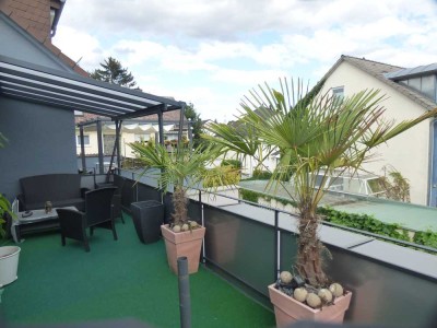 Geschmackvolle 2-Raum-Wohnung mit gehobener Innenausstattung mit Balkon und Einbauküche in Oberursel