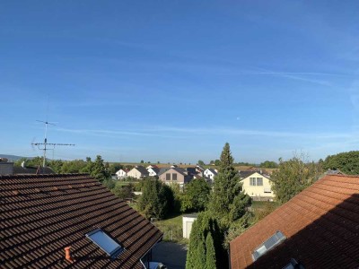 Perfekt für die Familie: helle 4-Zimmer-Wohnung mit Balkon und 2 Stellplätzen