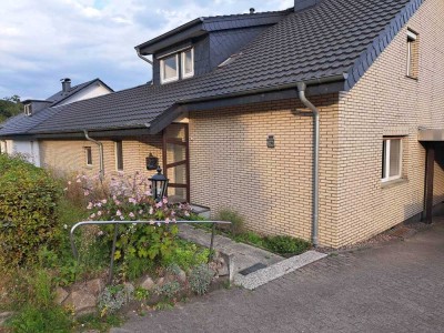 Helle 6 Zimmer-Wohnung mit großem Garten, Garagen- und Carportstellplatz in Hiddenhausen -Eilshausen