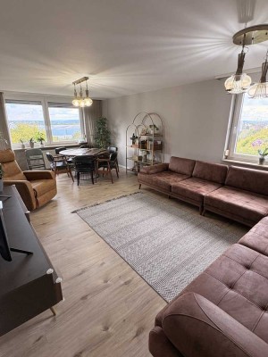 Stilvolle, modernisierte 3,5-Zimmer-Wohnung mit tollem Ausblick in Reutlingen mit EBK
