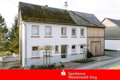 Teilmodernisiertes Wohnhaus mit Werkstatt und großer Scheune