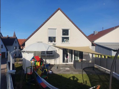 freistehendes Einfamilienhaus mit schönem Garten und Doppelgarage