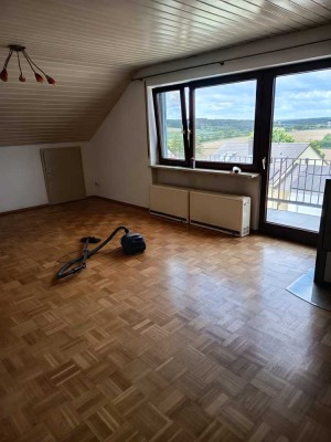 Freundliche 3-Zimmer-Dachgeschosswohnung mit Balkon und Einbauküche in Neresheim
