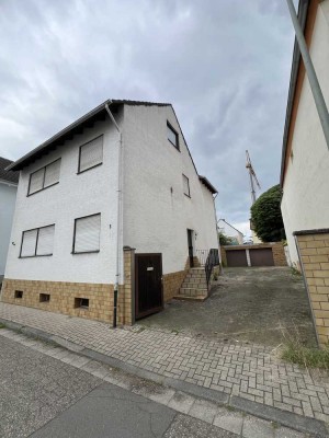 Großes 2 Familienhaus von Privat, mit Kellerwohnung, 2 Garagen und Hof für 3-5 Stellplätze