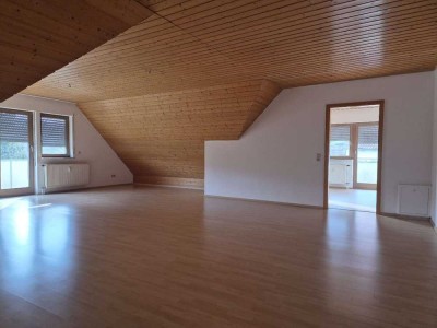 Helle 2,5-Zimmer DG-Wohnung mit EBK, Balkon, Stellplatz