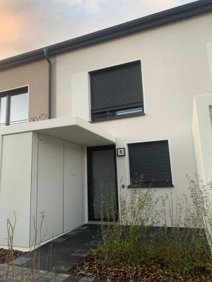 Neubau mit Einbauküche: modernes Reihenhaus mit Garten in Hanau