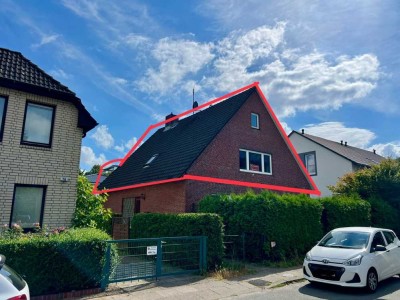 Dachgeschoss-Maisonette in Zweifamilienhaus mit Garage und Gartenfläche