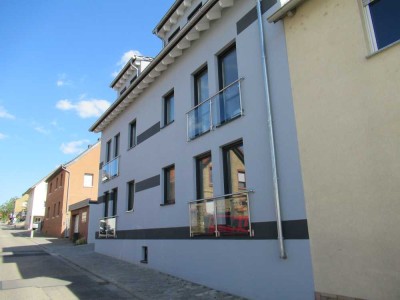 Moderne 3-Zimmer-Erdgeschosswohnung mit Einbauküche, Terasse, kleinem Garten und TG-Stellplatz