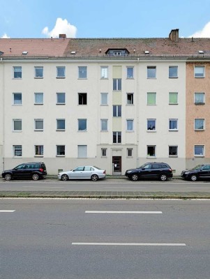 Modern gefliestes Bad in verkehrsgünstiger Lage, ideal für WG geeignet