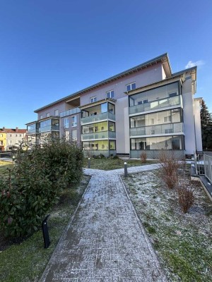 Neuwertige 4-Zimmer-Wohnung mit Balkon und Einbauküche in Neustadt